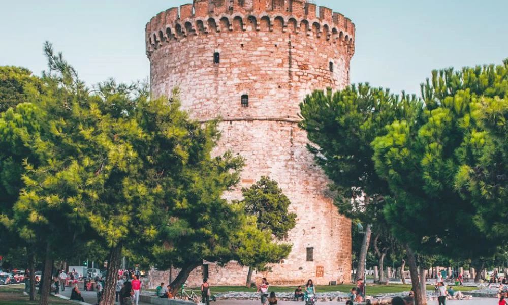 Θεσσαλονίκη: Εικόνες προ κορονοϊού θυμίζει συναυλία με συνωστισμό